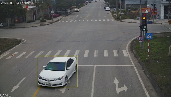 Car encroached on lane and crossed the road markings on Le Hong Phong Street, Xuong Giang Ward, Bac Giang City. Photo: Bac Giang Police