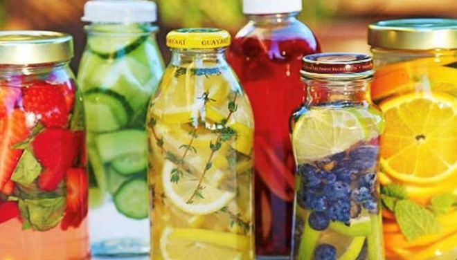 Detox water can help boost the detoxification process. Photo: Heathline.