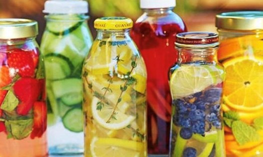 Nước detox có thể giúp tăng cường quá trình thải độc. Ảnh: Heathline.