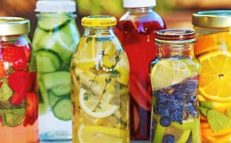 Detox water can help boost the detoxification process. Photo: Heathline.