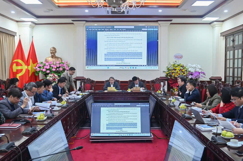 The Ministry of Justice held a meeting to revise and finalize the draft Law on Promulgation of Legal Documents (amended). Photo: Ministry of Justice