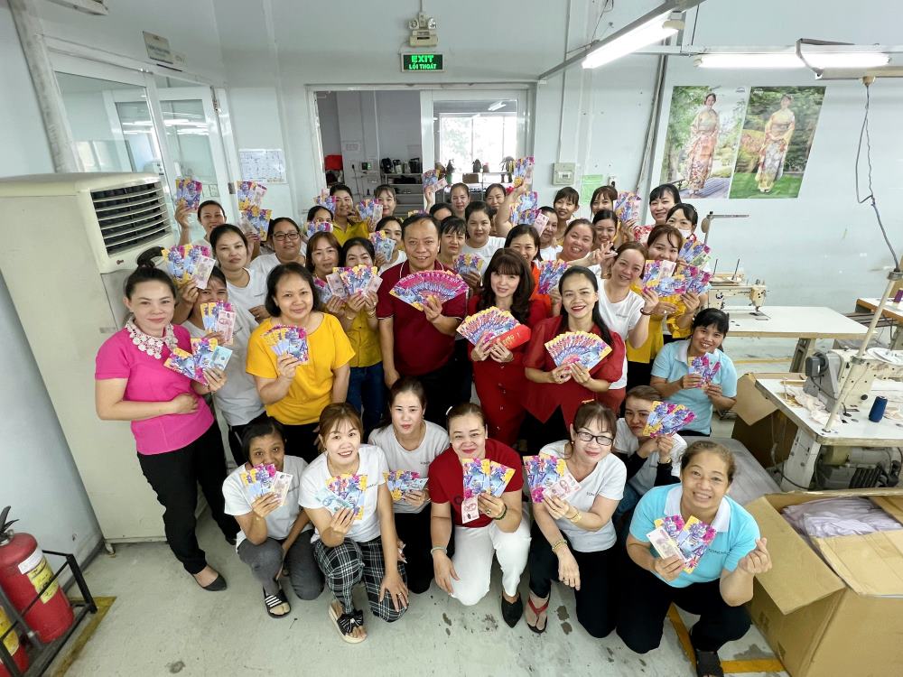 Many businesses give lucky money to encourage workers to return to work after the long Tet holiday. Illustration photo: Minh Tam