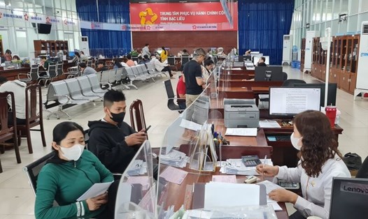 Khu hành chính công Bạc Liêu làm việc ngay ngày đầu năm kịp thời giải quyết các thủ tục hành chính cho người dân và  doanh nghiệp. Ảnh: Nhật Hồ