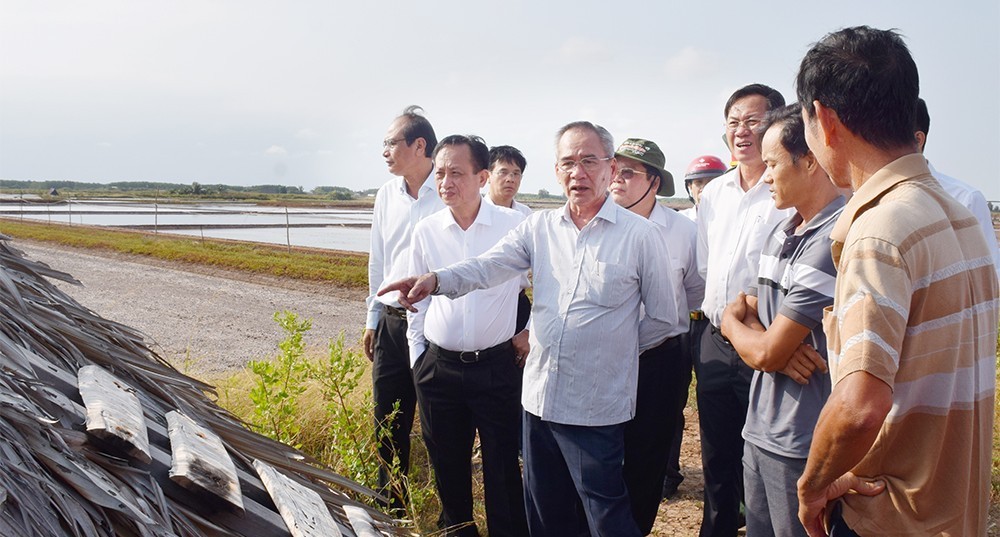 Bi thu Tinh uy Bac Lieu kiem tra thuc te canh dong muoi, noi chuan bi dien ra Festival muoi Viet Nam - Bac Lieu lan thu nhat. Anh: Nhat Ho