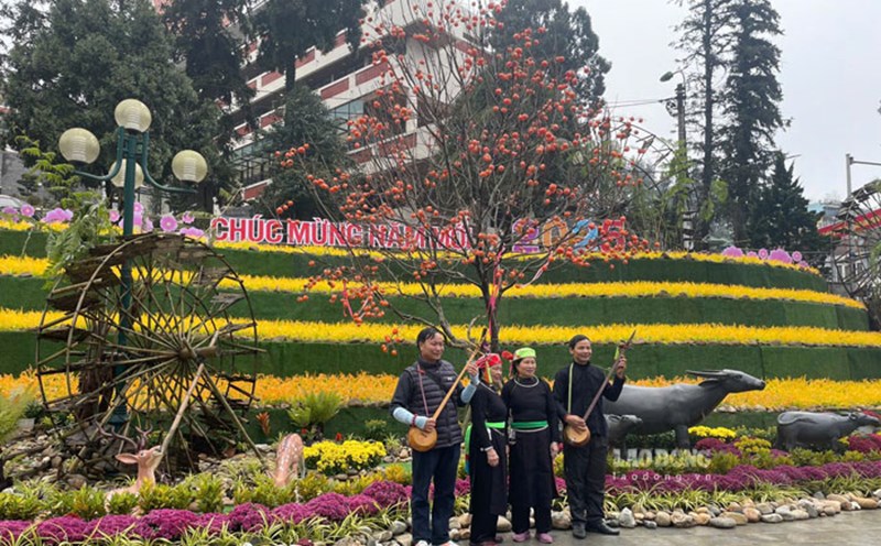 Sa Pa organizes many traditional cultural activities to stimulate tourism after the holiday. Photo: Dinh Dai