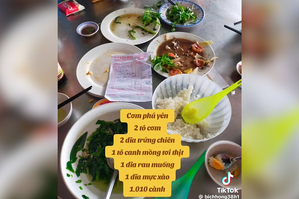 Khách tố quán cơm ở Phú Yên "chặt chém" khi tính tiền bữa ăn chỉ rau, trứng chiên, mực xào với giá hơn 1 triệu đồng. Ảnh cắt từ clip