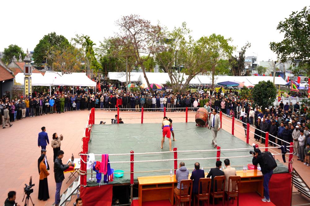 Thousands of tourists attend the 7-century traditional festival in An Duong, Hai Phong. Photo: Mai Dung