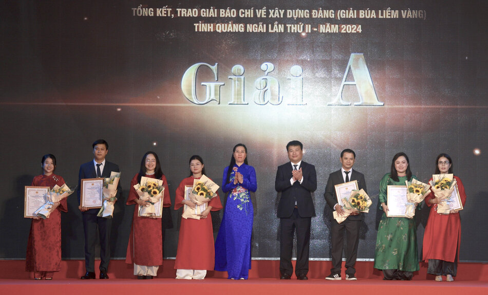 Ms. Bui Thi Quynh Van - Secretary of the Provincial Party Committee and Mr. Dang Ngoc Huy - Standing Deputy Secretary of the Provincial Party Committee awarded the A prize to the group of authors of Quang Ngai Newspaper and Quang Ngai Radio and Television Station. Photo: Vien Nguyen.