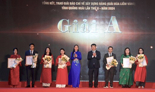 Bà Bùi Thị Quỳnh Vân - Bí thư Tỉnh ủy và ông Đặng Ngọc Huy - Phó Bí thư Thường trực Tỉnh ủy trao giải A cho nhóm tác giả của Báo Quảng Ngãi và Đài Phát thanh - Truyền hình tỉnh Quảng Ngãi. Ảnh: Viên Nguyễn.