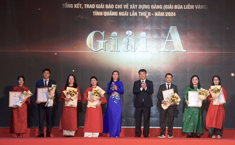 Ms. Bui Thi Quynh Van - Secretary of the Provincial Party Committee and Mr. Dang Ngoc Huy - Standing Deputy Secretary of the Provincial Party Committee awarded the A prize to the group of authors of Quang Ngai Newspaper and Quang Ngai Radio and Television Station. Photo: Vien Nguyen.