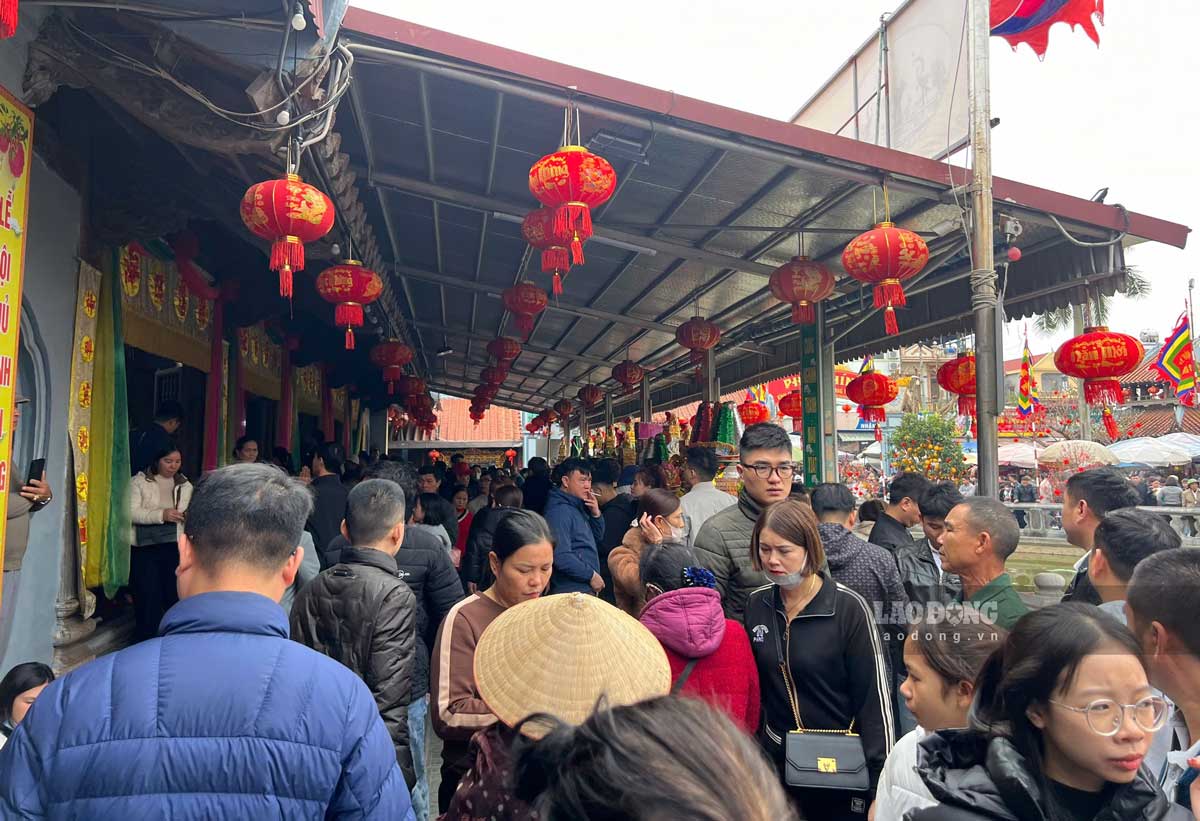 Khu vuc Phu Tien Huong dong kin nguoi dan chiem bai. Anh: Luong Ha