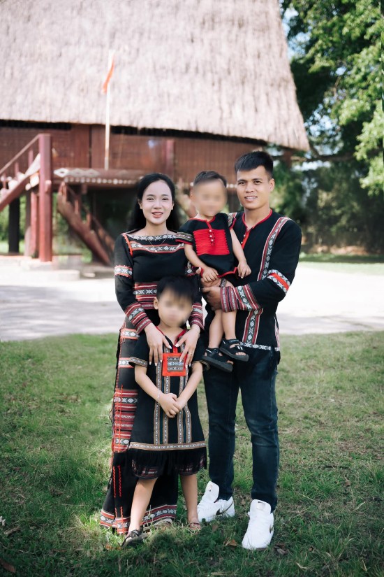Gia dinh tien ve A Mit dien trang phuc hoa tiet dan toc trong dip Tet Nguyen dan 2025. Anh: NVCC