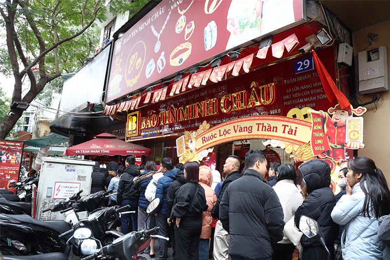 Gold price hits peak near God of Wealth day, people rush to buy