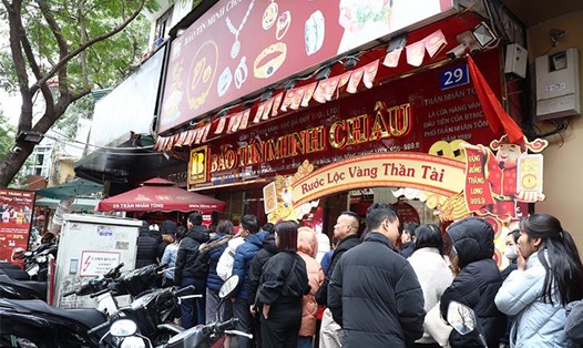 Giá vàng lập đỉnh cận vía Thần tài, người dân đổ xô mua vào
