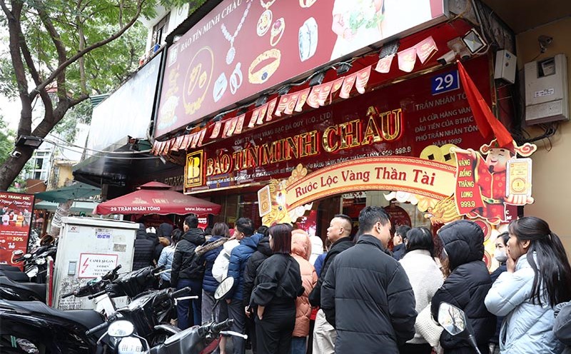 Gold price hits peak near God of Wealth day, people rush to buy