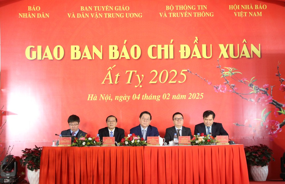 Cac dai bieu chu tri Hoi nghi giao ban bao chi dau xuan At Ty 2025. Anh: T.Vuong