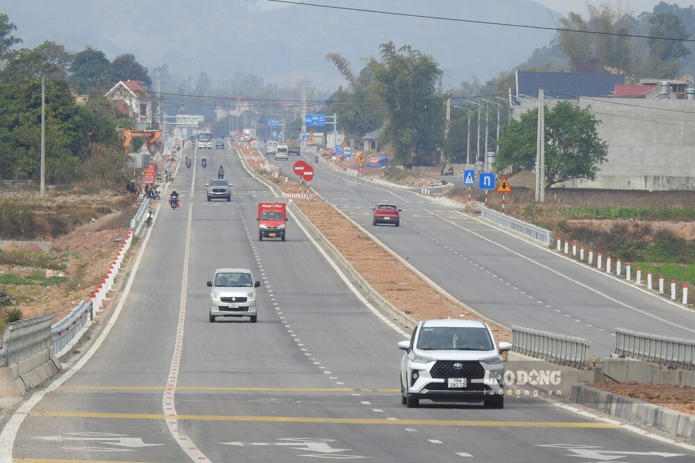 Cac phuong tien da co the thoai mai di chuyen tren tuyen duong rong rai cua du an. Anh: To Cong.