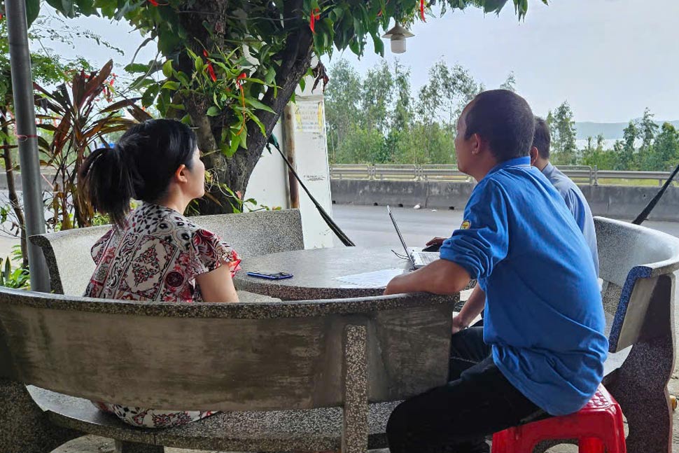 The inter-sectoral inspection team of Tuy An district (Phu Yen) worked with the owner of a restaurant accused of "ripping off" customers. Photo: Hoai Luan