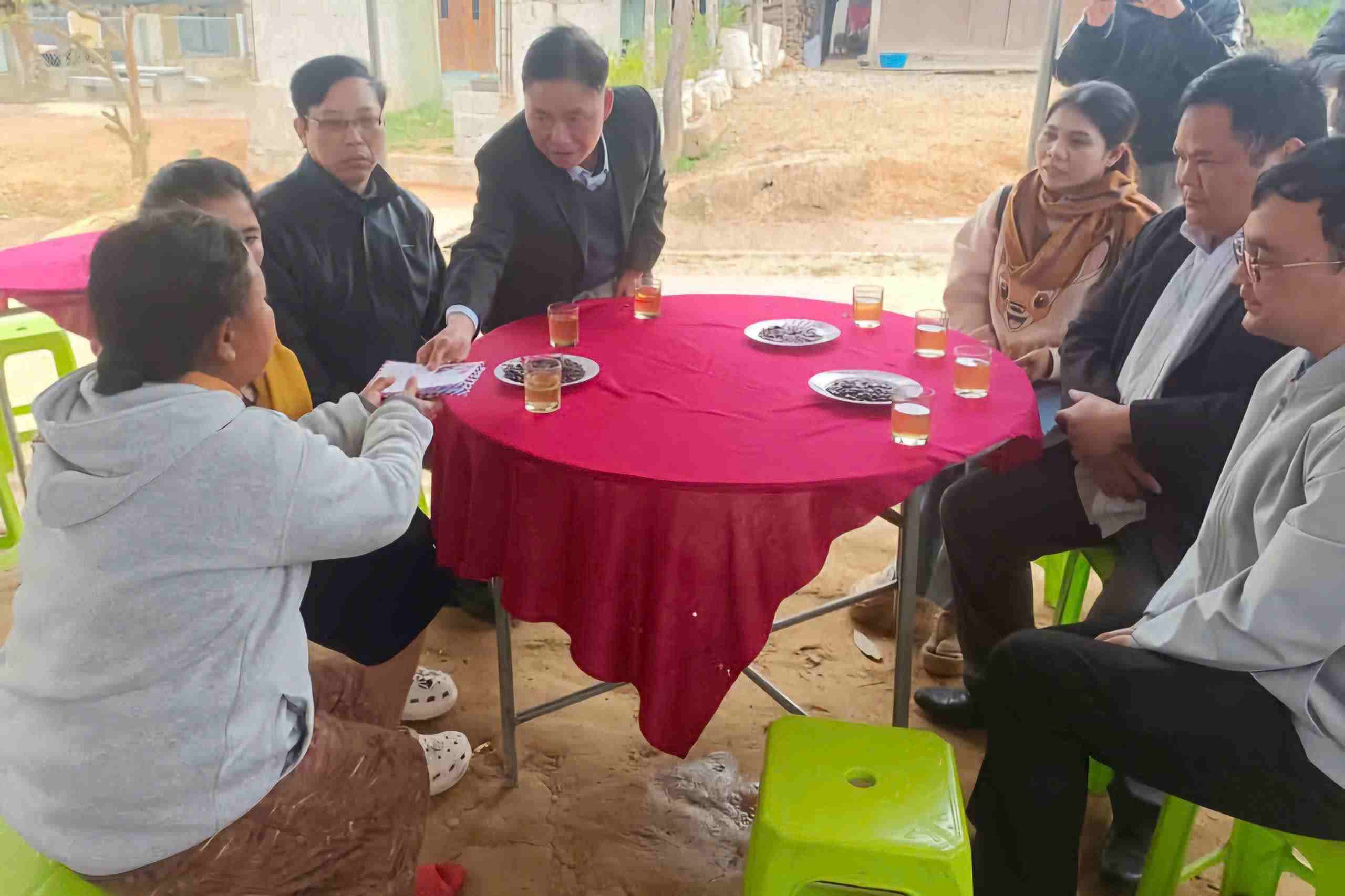 A Luoi district leaders visited and encouraged the family of the child who died from electric shock. Photo: Quang An.