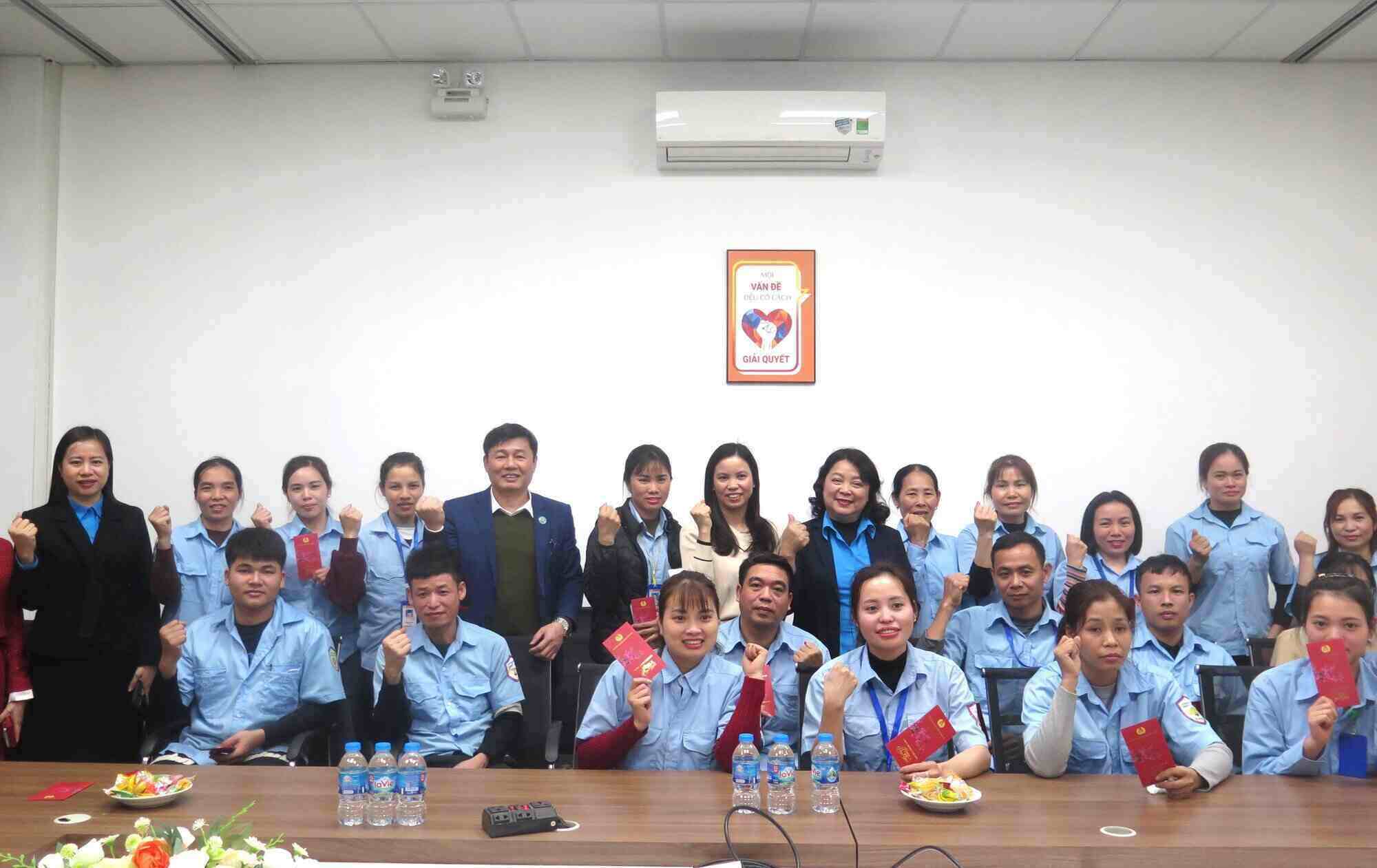 Leaders of the City Labor Federation and Chuong My District Labor Federation gave lucky money to workers on the first working day after Tet holiday. Photo: Hai Yen