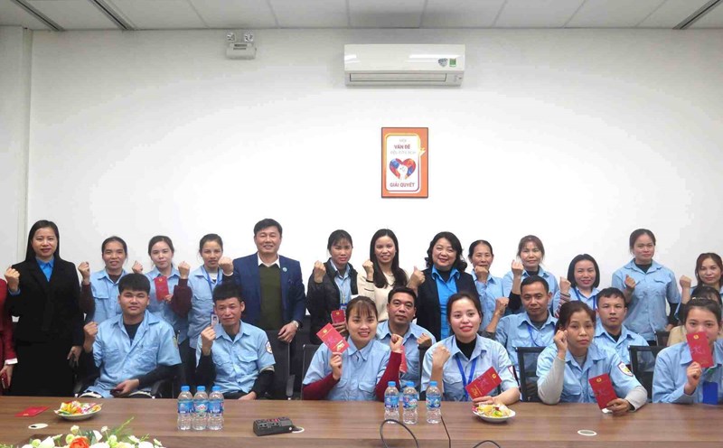 Leaders of the City Labor Federation and Chuong My District Labor Federation gave lucky money to workers on the first working day after Tet holiday. Photo: Hai Yen