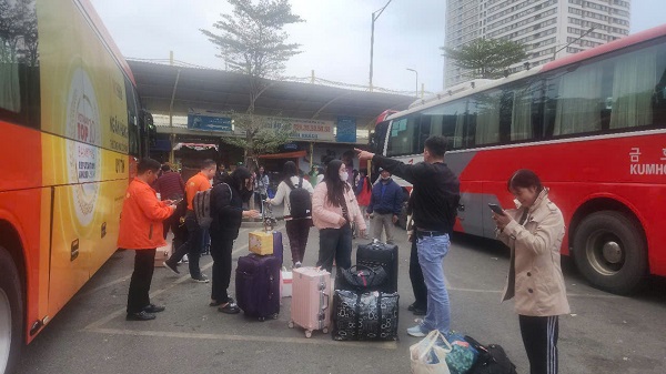 Over 187,000 passengers entered the bus station during Tet. Photo: Minh Hanh