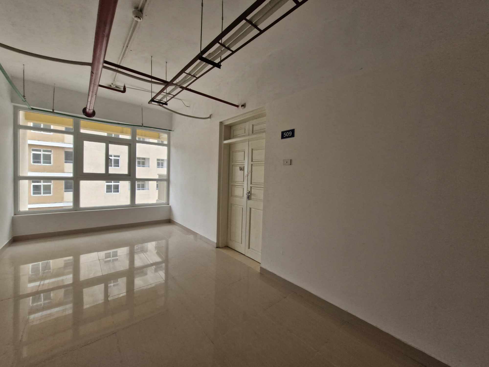 Ben trong khu nha tai dinh cu CT2 Xuan La (quan Tay Ho, Ha Noi). Anh: Thu Giang