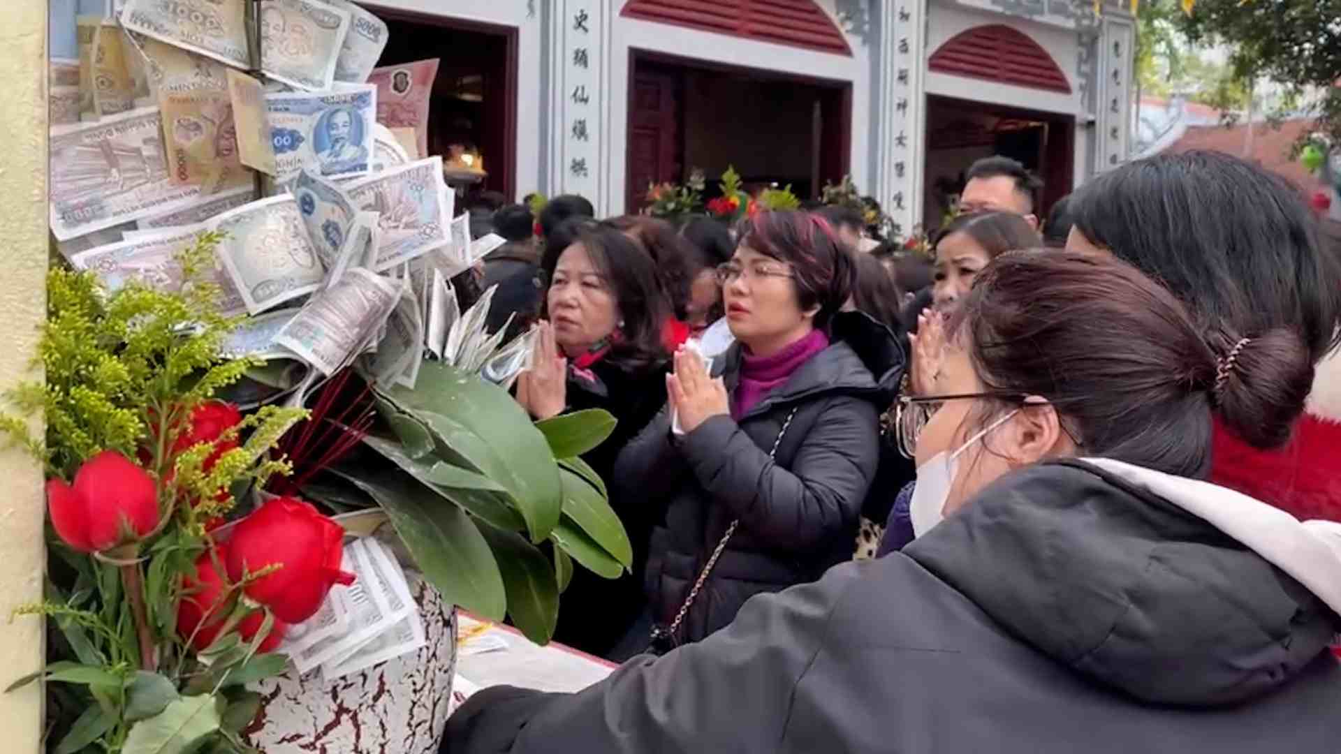 Tourists travel nearly 2000km to visit Tay Ho temple in early spring
