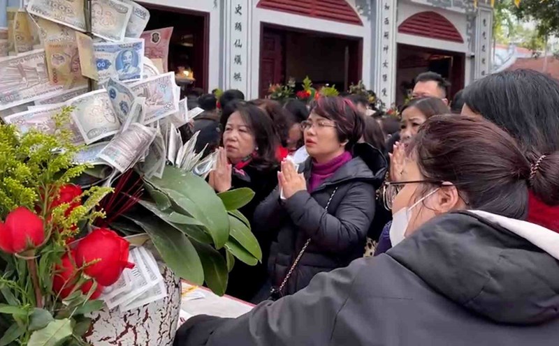 Tourists travel nearly 2000km to visit Tay Ho temple in early spring