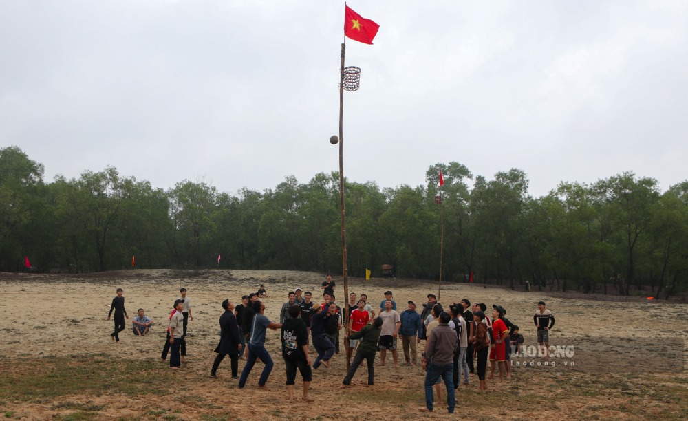 People participate in spring robbery. Photo: Nguyen Luan