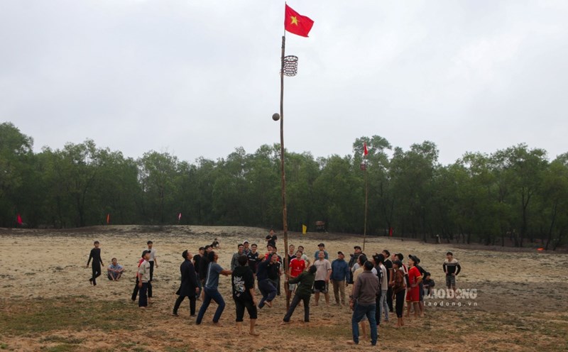 People participate in spring robbery. Photo: Nguyen Luan