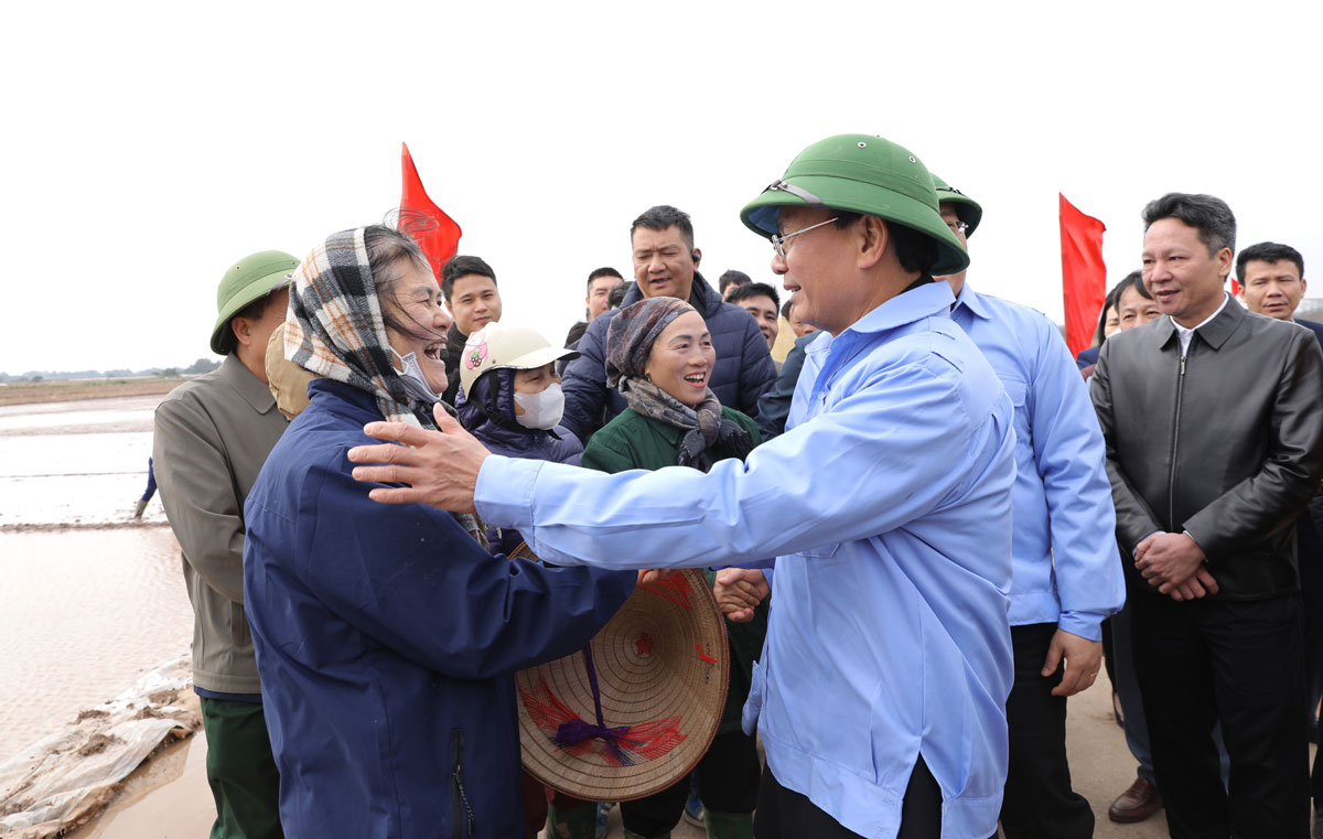 Bi thu Tinh uy Dang Xuan Phong dong vien va chuc ba con nong dan xa Phu Xuan co mot mua vang boi thu, gianh nhieu thang loi. Anh: Chu Kieu 