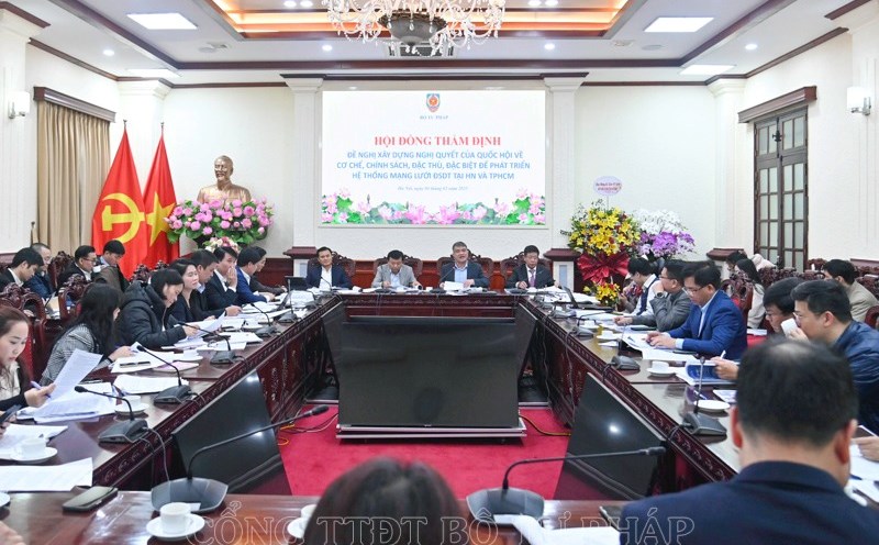 Meeting to review the proposal to develop a National Assembly Resolution on piloting specific mechanisms and policies, especially for the development of the urban railway network system in Hanoi and Ho Chi Minh City by 2035. Photo: Ministry of Justice
