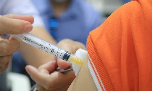 Tiêm phòng cúm mùa mỗi năm. Ảnh: Hạ Mây