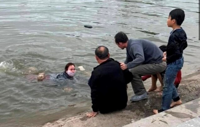 Praising the woman's life-saving actions in Hai Duong. Photo: Phong Tuyet