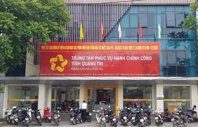 Quang Tri Provincial Public Administration Service Center, where applications for driver's license renewal are received. Photo: H. Tho