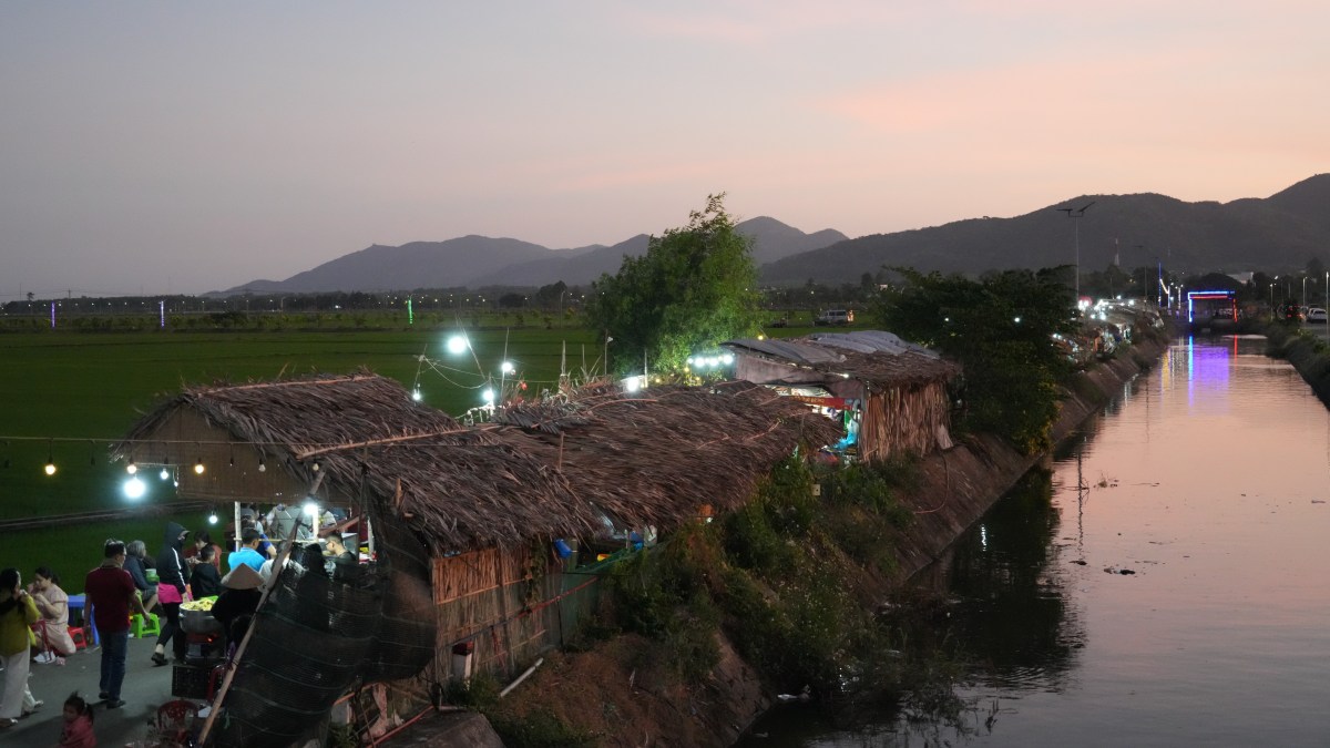 Troi dan toi, cho que cung len den sang ruc phuc vu thuc khach. 