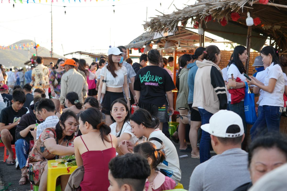 Bat dau ban hang tu khoang 4h chieu, cho que da thu hut dong dao nguoi dan, du khach den check-in, thuong thuc cac mon an dan da. Doan duong giua canh dong xanh ngat da chat cung nguoi luu thong, an uong. Anh: Thanh An