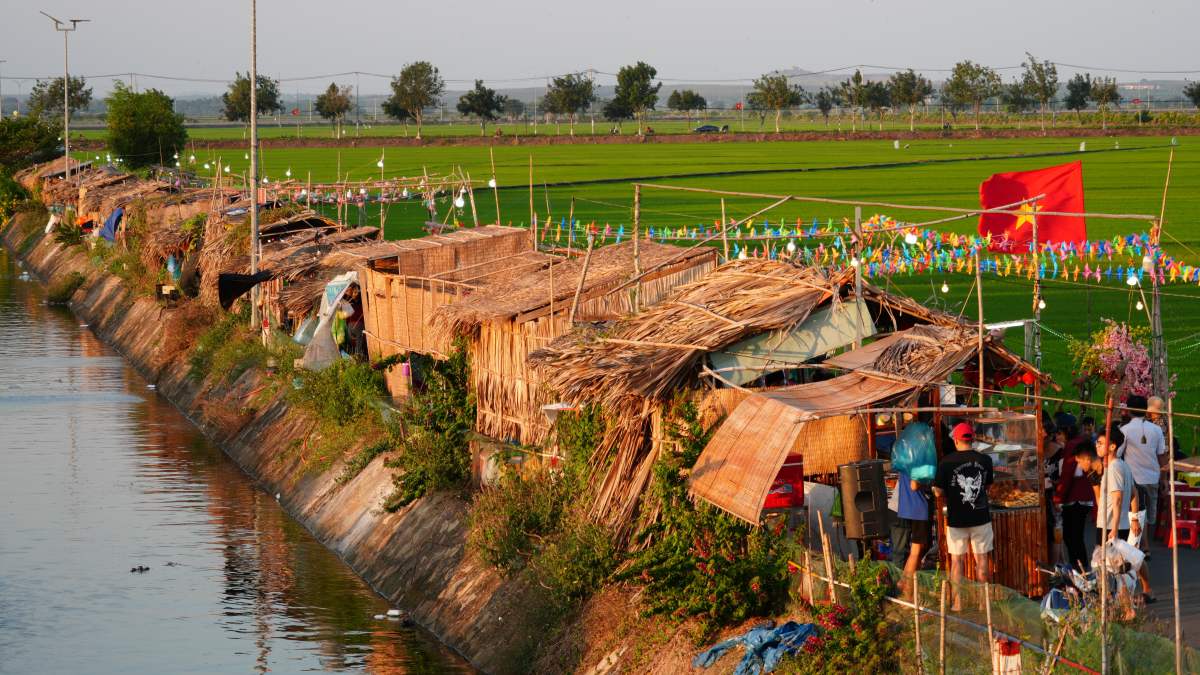 Nam nay, so gian hang cua cho que da giam gan 1/3 so voi truoc, chi con khoang 52 gian hang. Vao dip Tet, cac tieu thuong cung trang tri khu vuc mua ban bang co, hoa, nha tranh mai rom, u rom... phu hop voi khong khi ngay Tet va mien dong que. Anh: Thanh An 