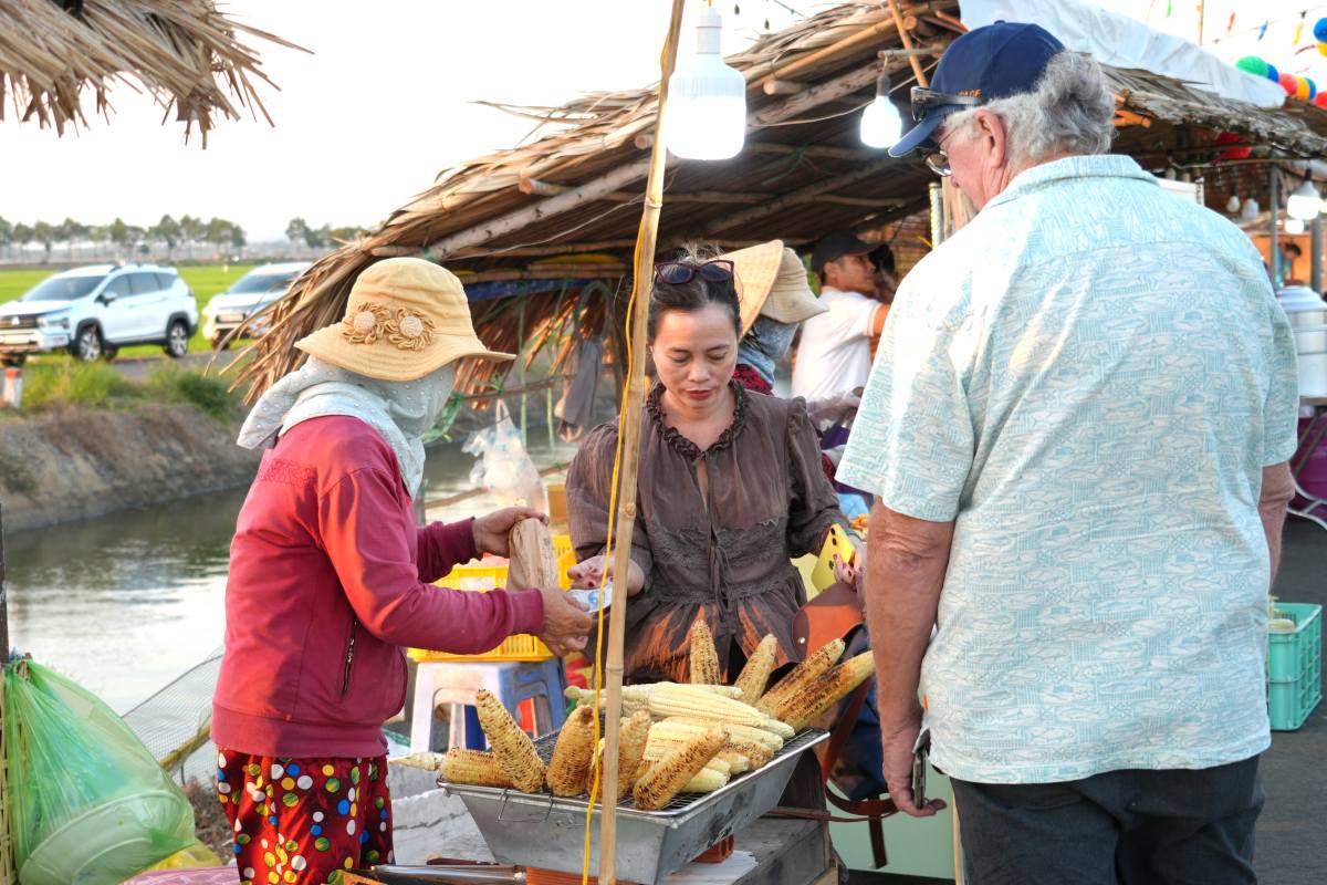 Trong dip Tet, khong it Viet kieu ve tham que huong thich thu khi trai nghiem tai cho que An Nhut. Chi Hoang Giang cung chong la ong Michal (dang mua bap) cho biet, tro ve tu Uc de an Tet cung gia dinh. “Toi rat thich voi nhung mon dan da tai cho que“, ba Giang noi.