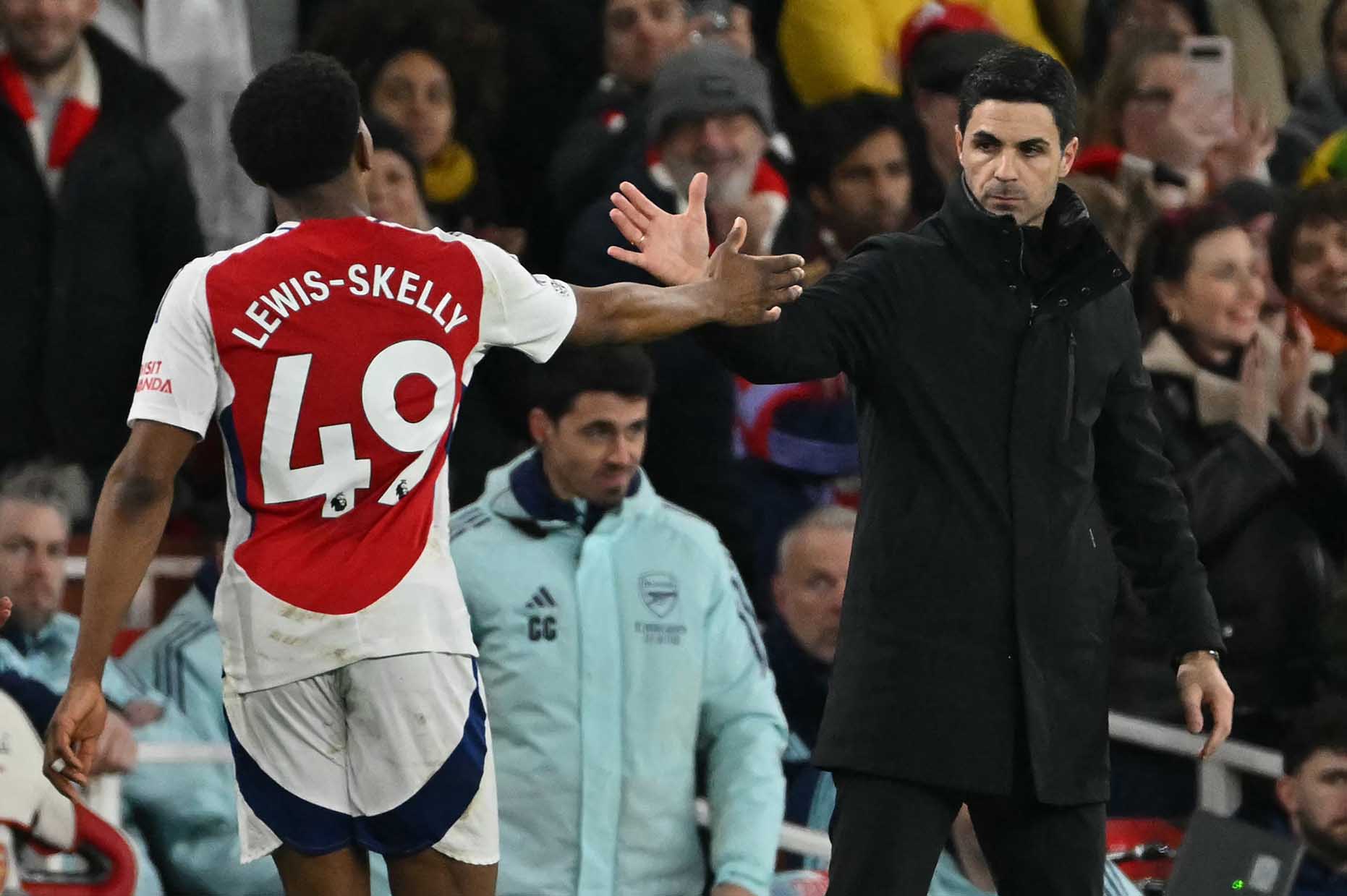 Mikel Arteta co the tam thoi yen tam ve the he cau thu tre truong thanh tu lo Hale End nhu Nwaneri hay Lewis-Skelly. Anh: AFP