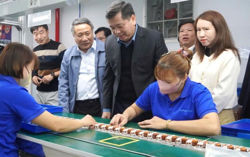 Quang Tri provincial leaders visit workers at Sangshin Central Vietnam Co., Ltd. Photo: Tien Nhat