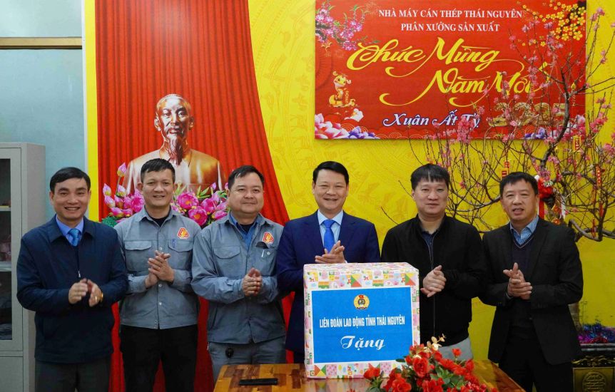 Chairman of Thai Nguyen Provincial Federation of Labor Pham Viet Dung visited, encouraged and presented Tet gifts to union members and workers at the Steel Rolling Mill of Thai Nguyen Iron and Steel Joint Stock Company. Photo: Ninh Nguyen