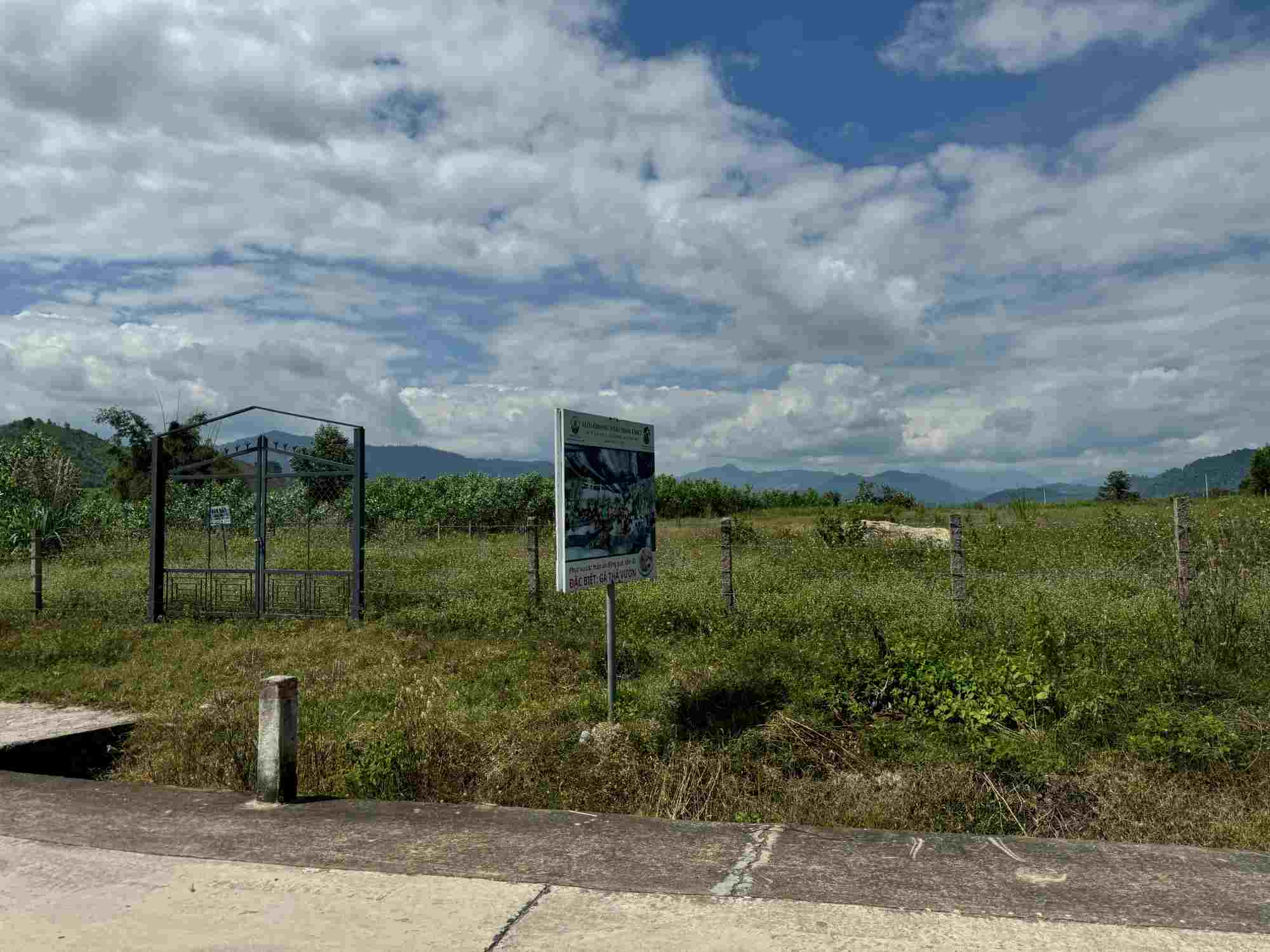 The inspection agency pointed out a number of flawed projects in Khanh Trung commune and many communes in Khanh Vinh district. Photo: Huu Long