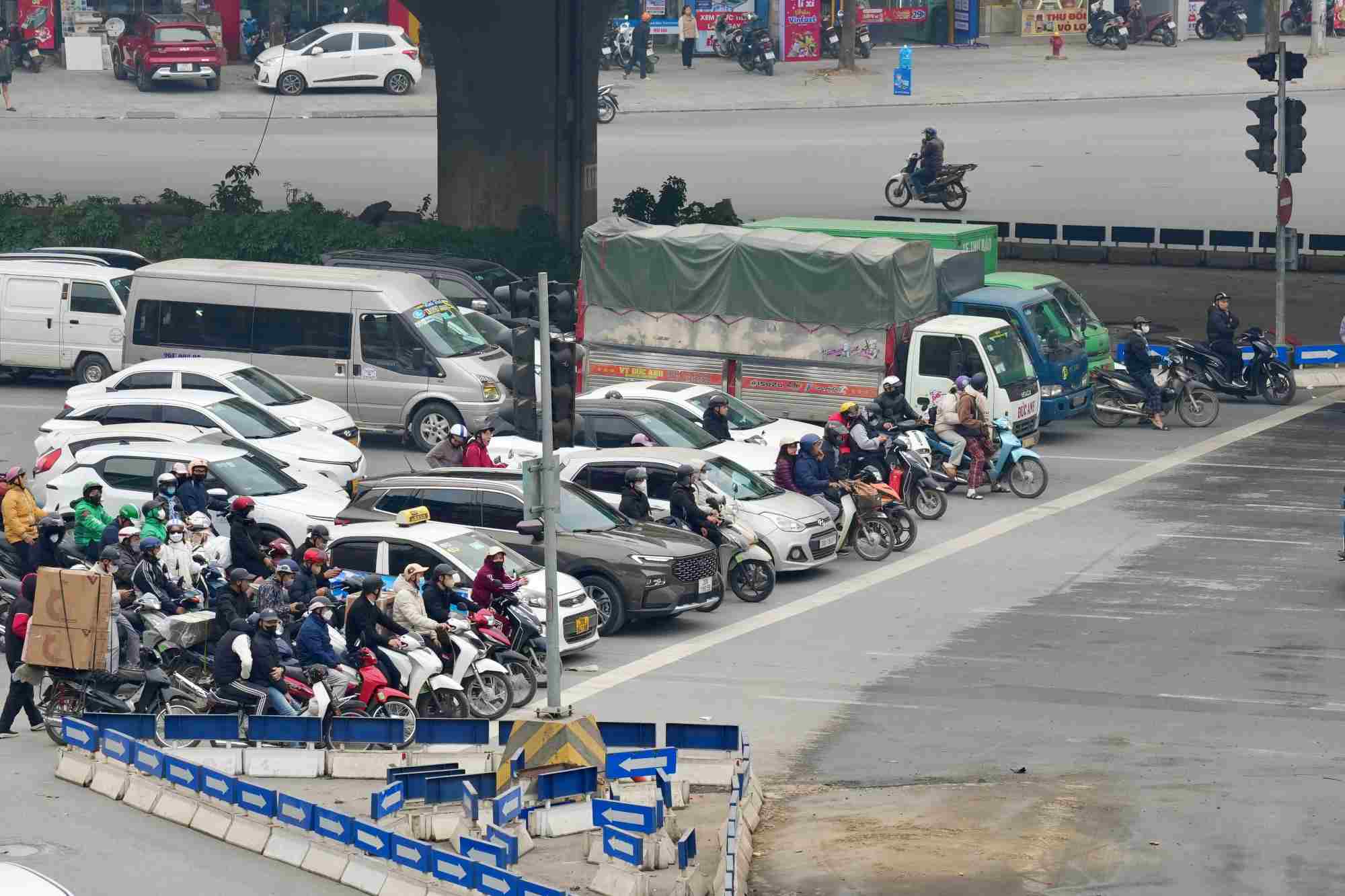 People's awareness of complying with the Law on Traffic Safety and Order has been raised after Decree 168 took effect. Photo: Huu Chanh