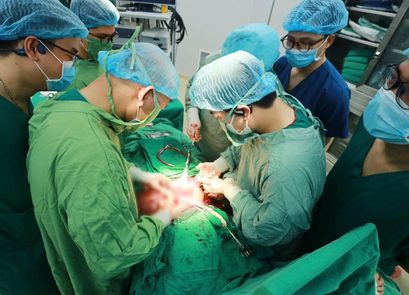 Doctors perform surgery on a pregnant woman with cervical cancer. Photo: BVCC
