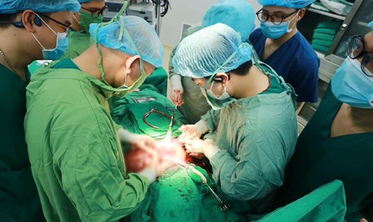 Các bác sĩ thực hiện ca phẫu thuật cho sản phụ mắc ung thư cổ tử cung. Ảnh: BVCC