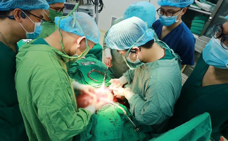 Doctors perform surgery on a pregnant woman with cervical cancer. Photo: BVCC