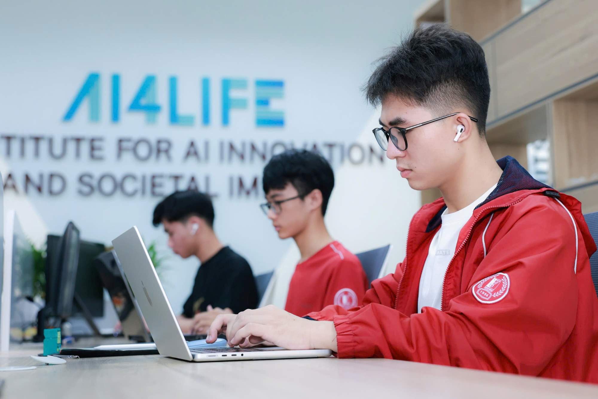 Students of the School of Information Technology (Hanoi University of Science and Technology) conduct research at the AI4life Center. Photo: Hai Nguyen