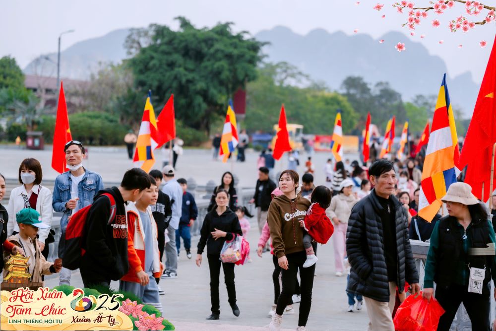 Tourists visit Tam Chuc tourist area on the 3rd day of the Lunar New Year. Photo: Tam Chuc tourist area